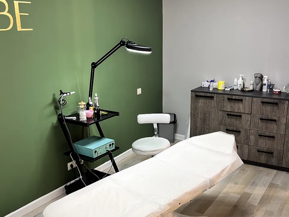 Acne treatment room with IMPULSE 100 device