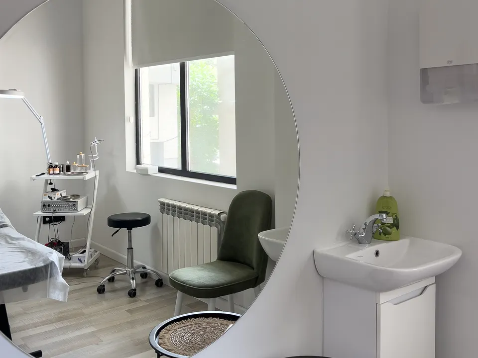 Face lifting treatment room