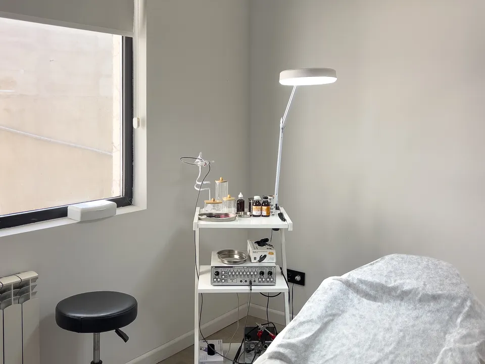 Facial cleansing room at TO BE clinic