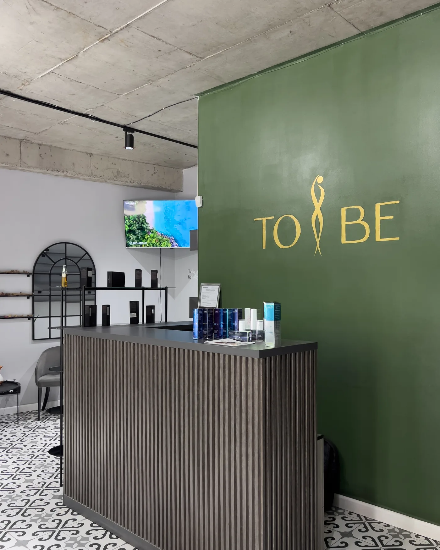 TO BE esthetic center Tbilisi — reception with the brand wall